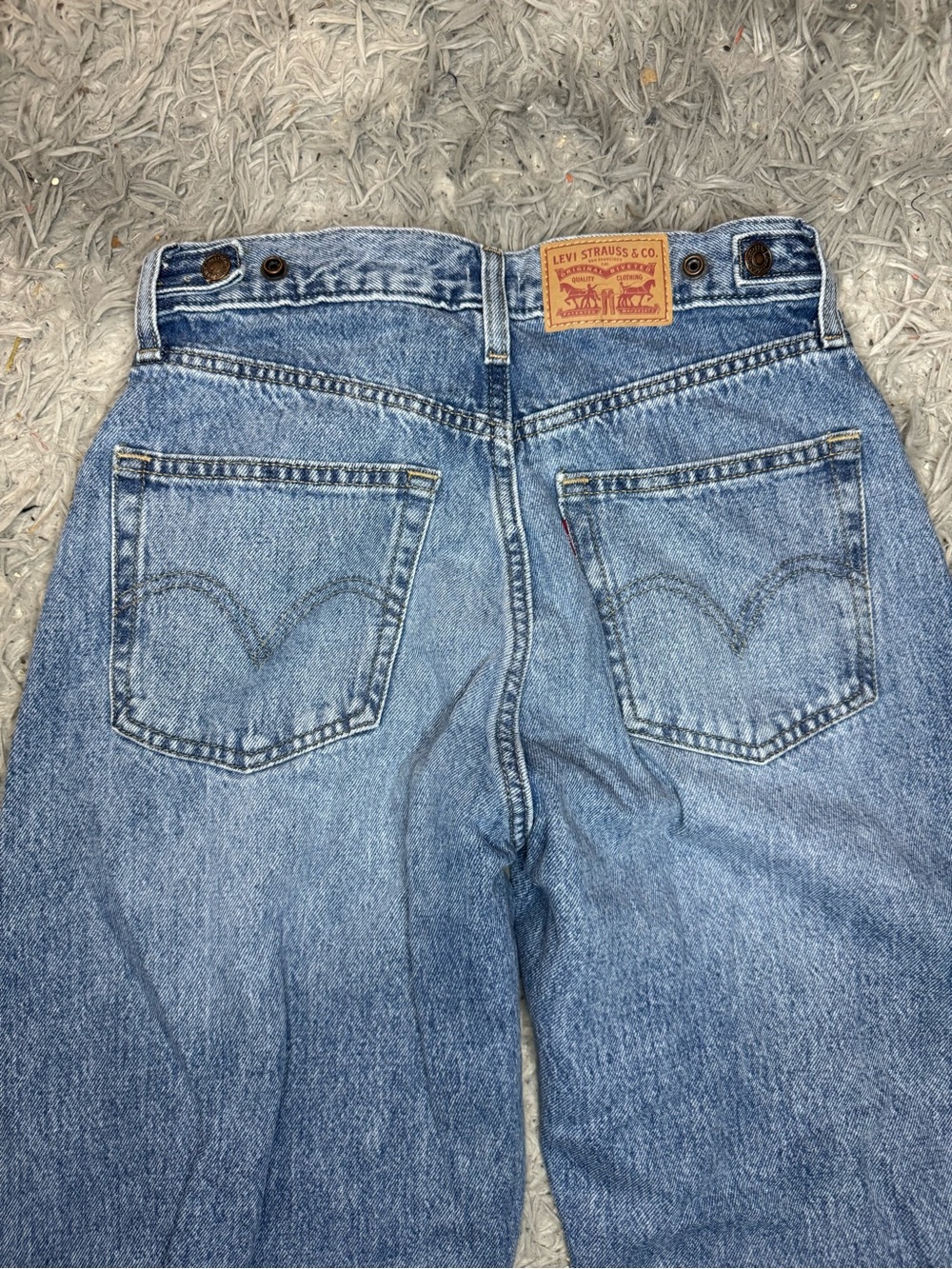Levi’s Women’s Cinch Barrel Jeans - Let Love In Size 27x31 NWOT - Picture 10 of 12